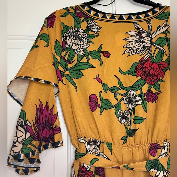 💗 Floral Romper Jumpsuit - Picture 2 of 6